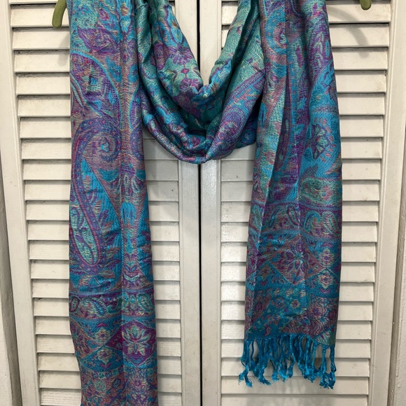 Beautiful scarf  nice color - Picture 3 of 4